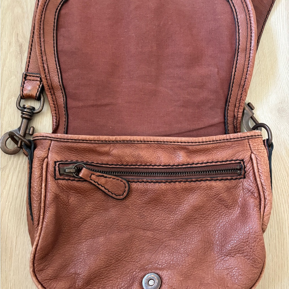 Elegant Tan Leather Crossbody Bag - Picture 2 of 3
